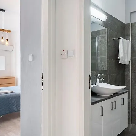 Must - Finikoudes Seaview لارنكا