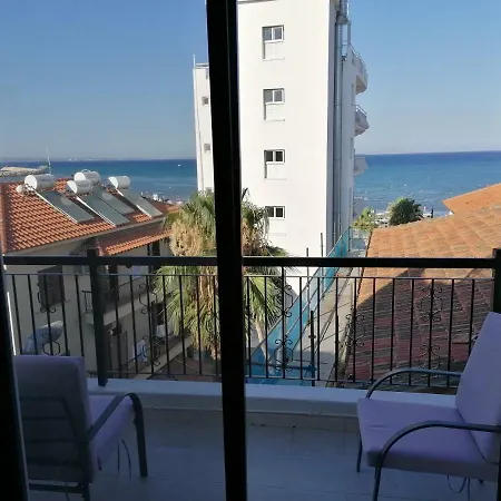 Must - Finikoudes Seaview * Ларнака